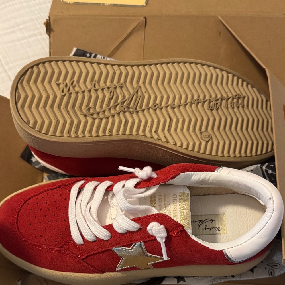 Vintage Havana Red Suede Star Sneakers with White Trim - Picture 3 of 3